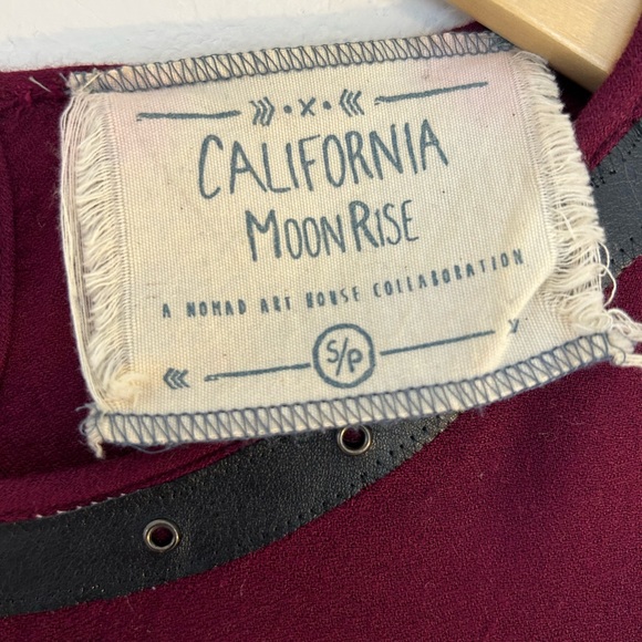 🍷 CALIFORNIA MOONRISE Vintage Bohemian Tassel LS Detail Top Burgundy - Picture 2 of 3